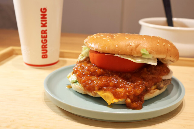 【モスワッパー】バーキンのワッパーチーズにトマトとミートソースを追加して無理やり超巨大モスバーガーが完成!<野島慎一郎のバカレシピ>
